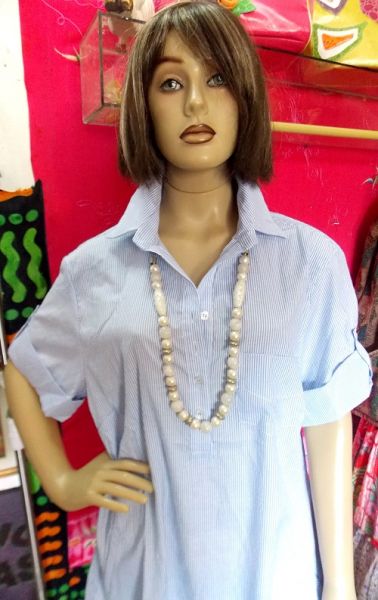 Camisa azul listrada com branco