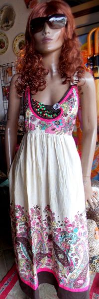 Vestido floral branco com marrom e rosa